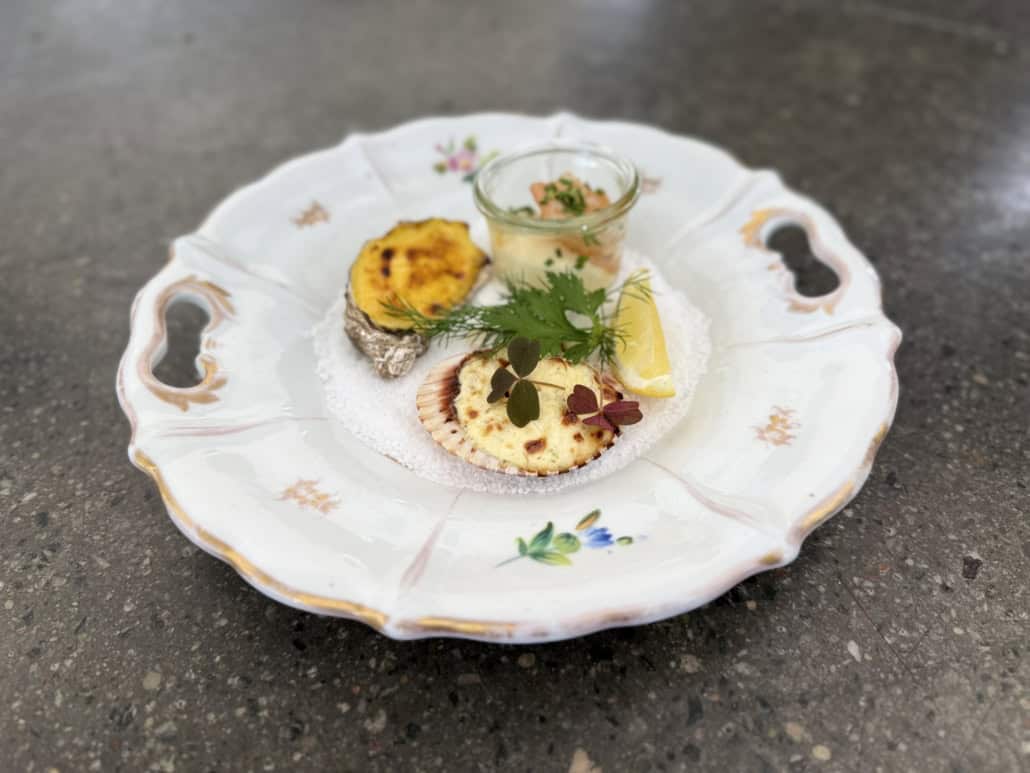 Skaldyrssymfoni. Nyt menukort på Restaurant Arken. Skaldyrssymfoni 1 gratineret østers 1 gratineret petit kammusling 2 hvidløgsstegte tigerrejer med aioli